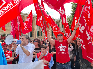 Ancona - Sciopero nazionale sanità privata, oltre 200 lavoratori in piazza